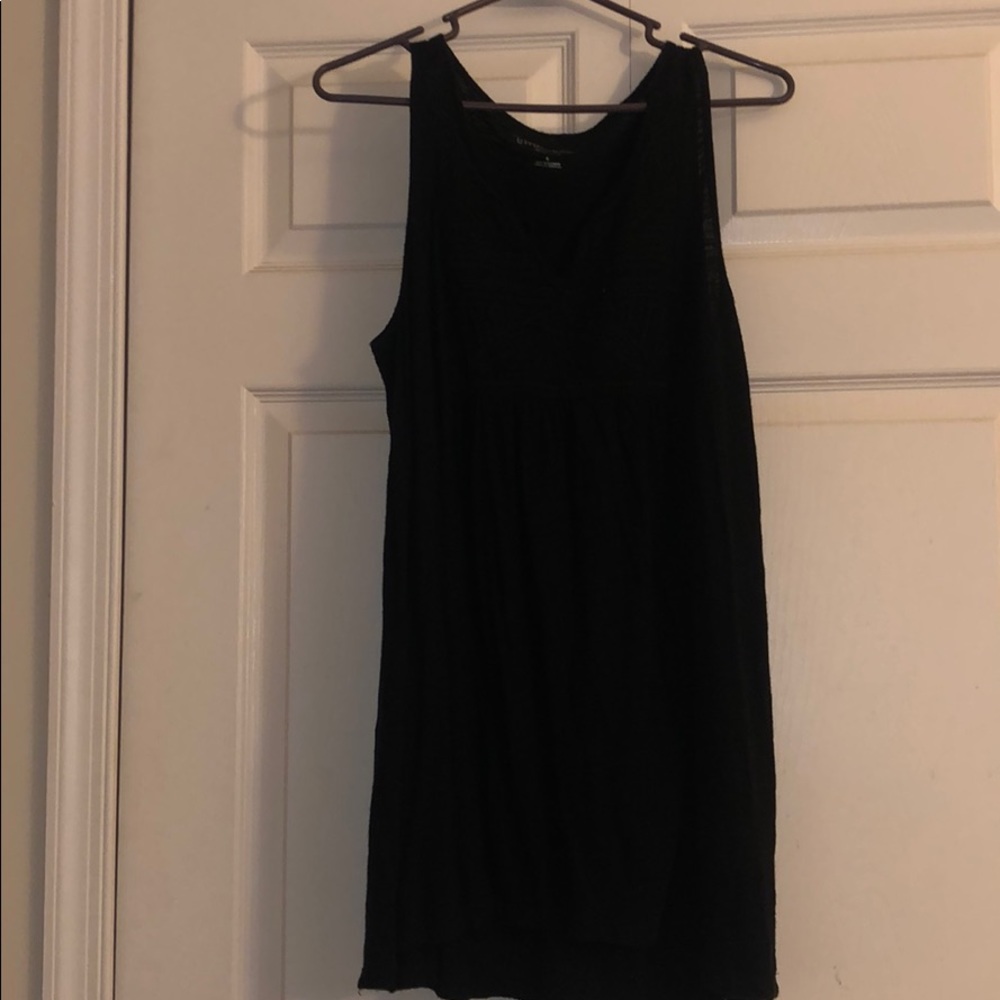 Sleeveless black maternity shirt
